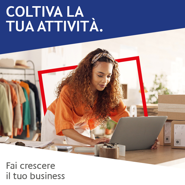 ragazza che lavora al computer all'interno di un negozio