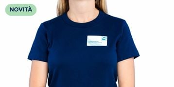 persona che indossa un tshirt blu con applicato un badge adesivo