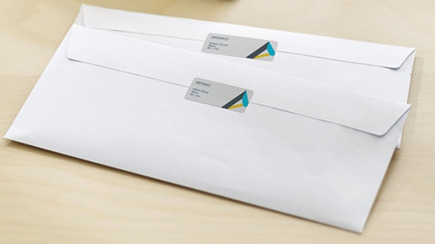 due buste da lettera con applicate delle etichette rettangolari stampate utilizzate come sigillo