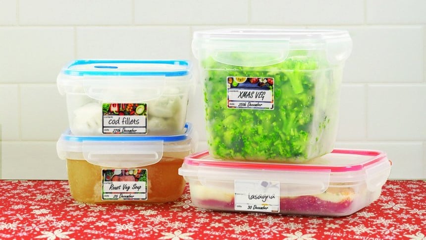 Contenitori per il cibo con applicate delle etichette stampate con il nome del contenuto