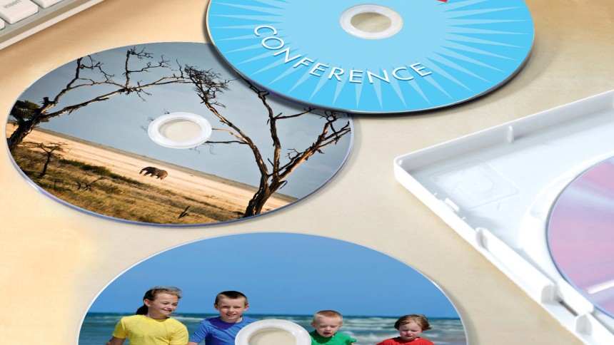 cd con applicate delle etichette adesive stampate