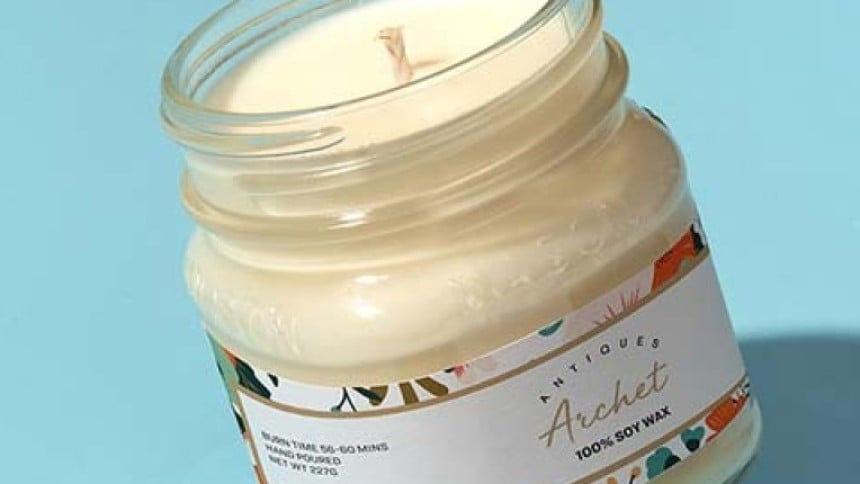 vasetto di candela con applicata una etichetta rettangolare stampata
