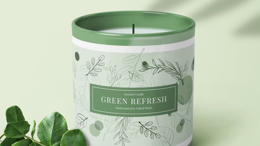 candela in un vasetto verde con etichetta rettangolare stampata che avvolge tutto il vasetto