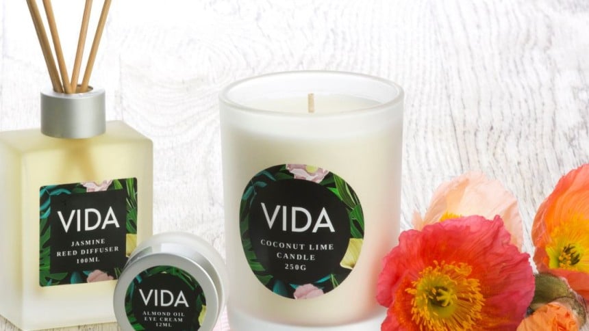 diverse candele con delle etichette rotonde stampate in nero