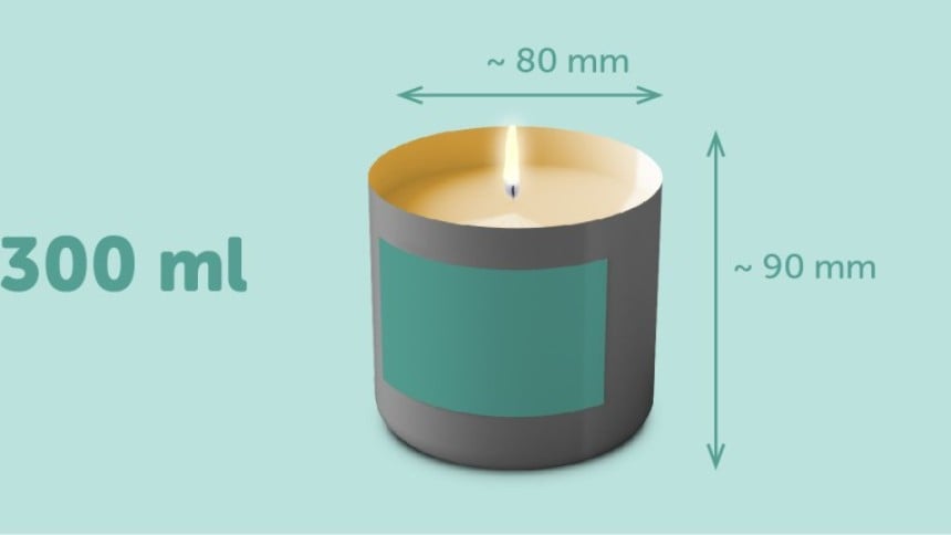 candela da 300 ml (30 cl) con applicata una etichetta rettangolare
