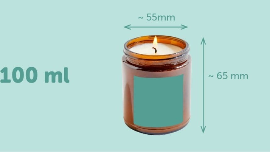 candela da 100 ml (10 cl) con applicata una etichetta adesiva quadrata