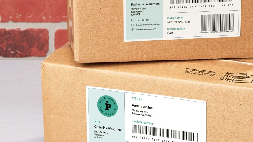 due pacchi con applicate delle etichette adesive rettangolari stampate con le informazioni sul destinatario