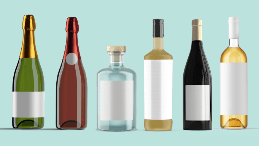 diverse tipologie di bottiglie per vini e liquori con applicate diverse forme di etichette