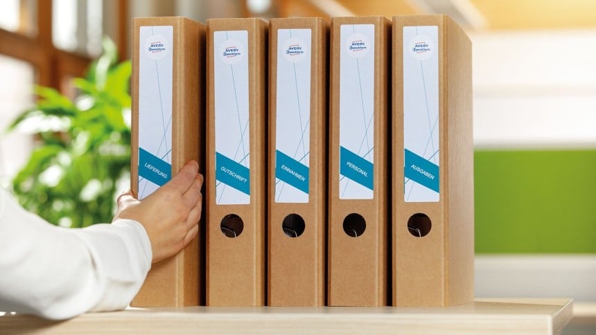 serie di raccoglitori per l'ufficio con etichette adesive stampate