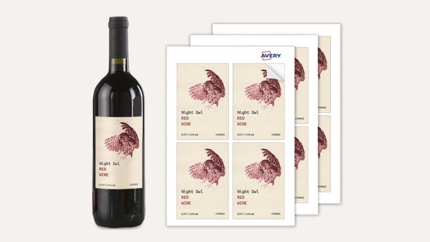 foglio di etichette stampate accanto ad una bottiglia del vino