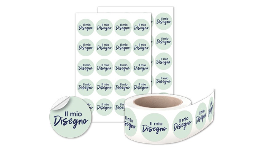un foglio di etichette stampate con accanto un rotolo di etichette e un adesivo singolo con la stessa grafica