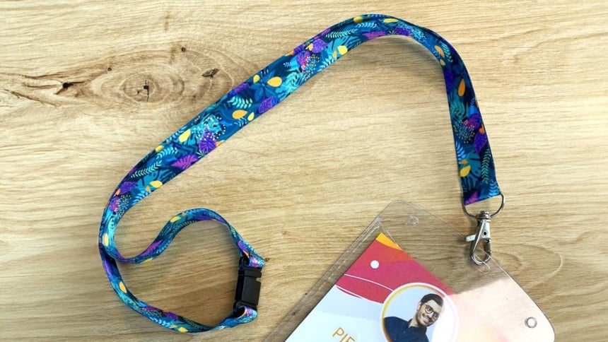 cordoncini colorato per porta badge su un tavolo