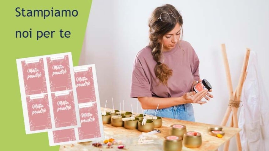 Donna che prepara pacchetti regalo con prodotti naturali su un tavolo, con etichette adesive stampate rosa e con testo