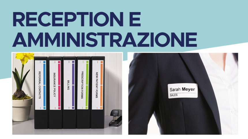 Scrivania con raccoglitori con etichette stampate, persona con badge adesivo stampato applicato sulla giacca