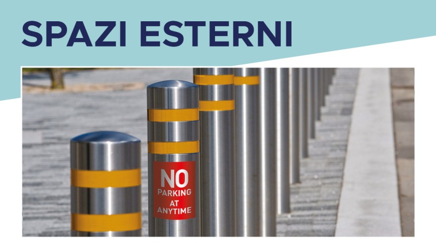 Colonnine di sicurezza dei parcheggi con etichette adesive in un'area esterna
