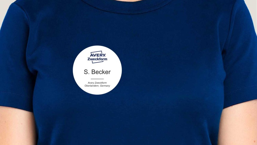 ragazza con maglia blu con applicato un badge adesivo rotondo con stampato il suo nome