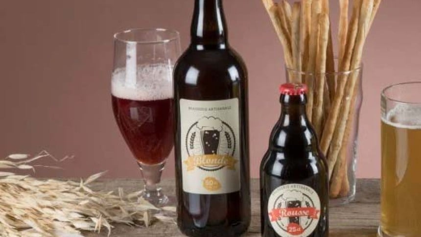 bottiglie di birra con etichette stampate e fogli di etichette con la stessa stampa