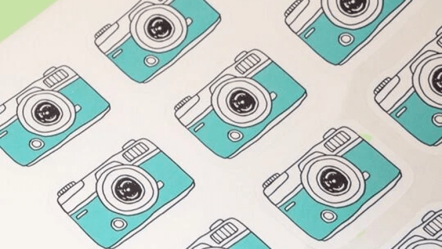 foglio di etichette adesive con stampata una fotocamera vintage