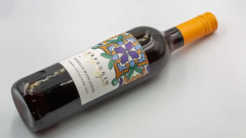 Bottiglia di vino con etichetta adesiva stampata dettagliata su sfondo grigio