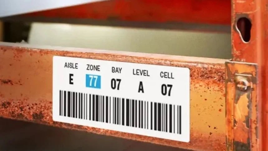 Etichetta con codice a barre applicata su scaffale arancione in magazzino