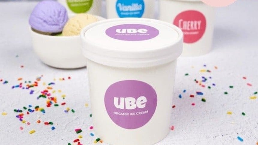 Cinque contenitori bianchi con etichette adesive stampate colorate e simbolo del freddo