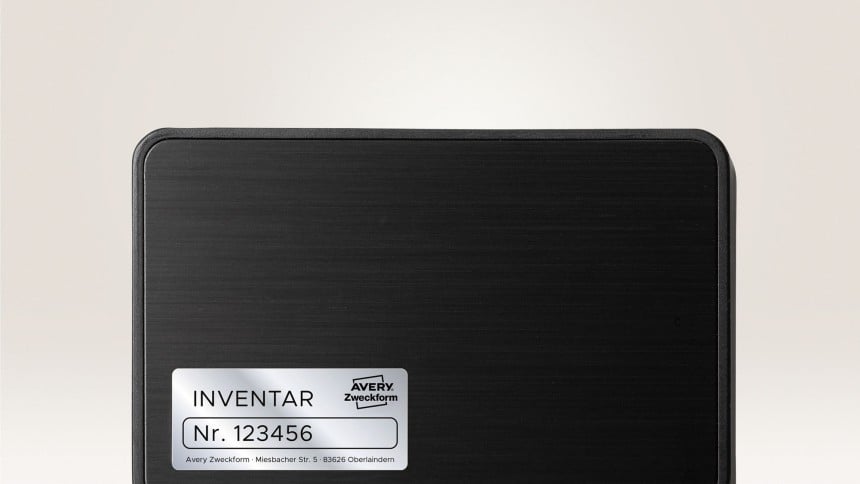 pc con applicata una etichetta argento con stampato il logo del azienda ed il numero di serie pc con applicata una etichetta argento con stampato il logo del azienda ed il numero di serie