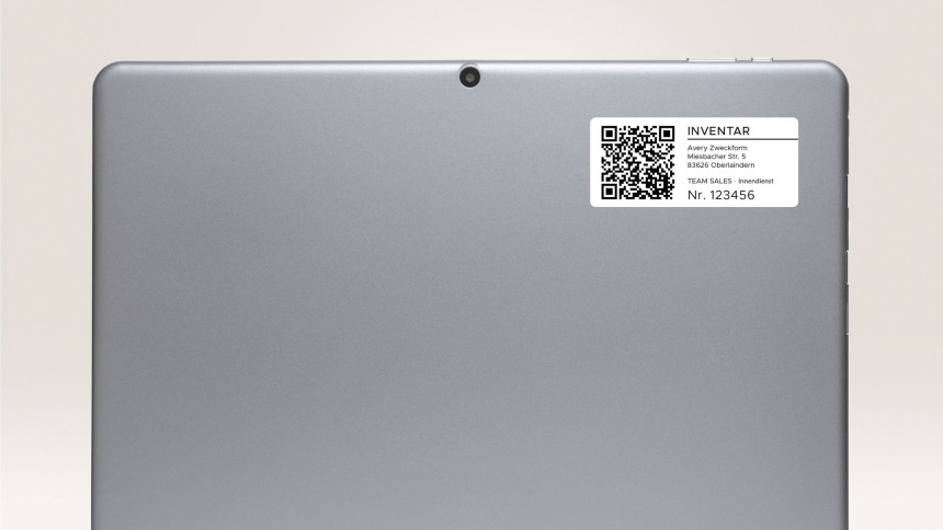 pc con applicata una etichetta con stampato un QR code pc con applicata una etichetta con stampato un QR code