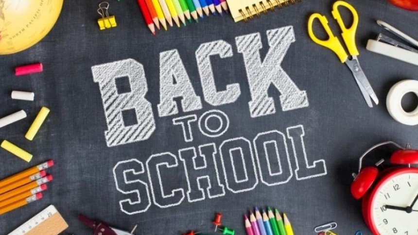 lavagnetta nera con scritta "back to school"