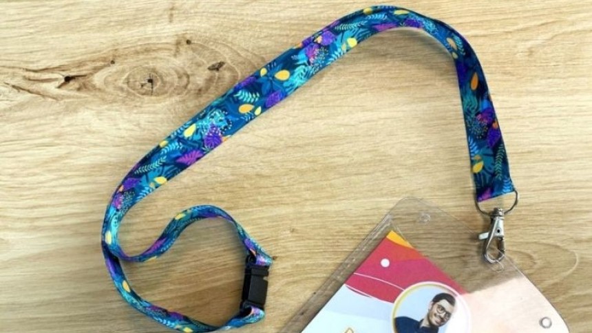 cordoncini colorato per porta badge su un tavolo