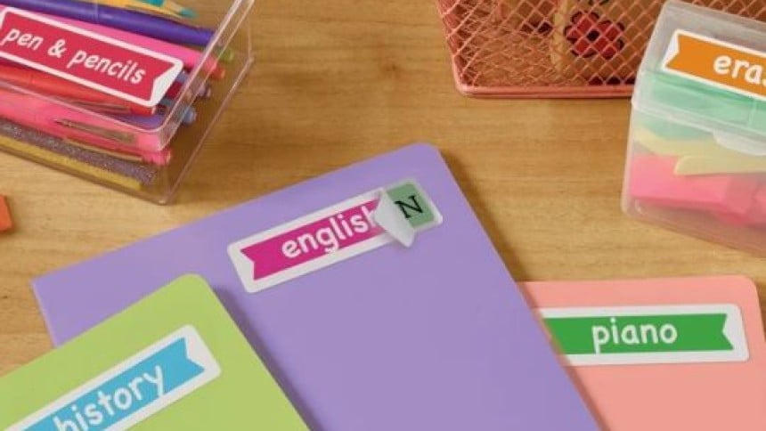 quaderni con applicate le etichette con il nome