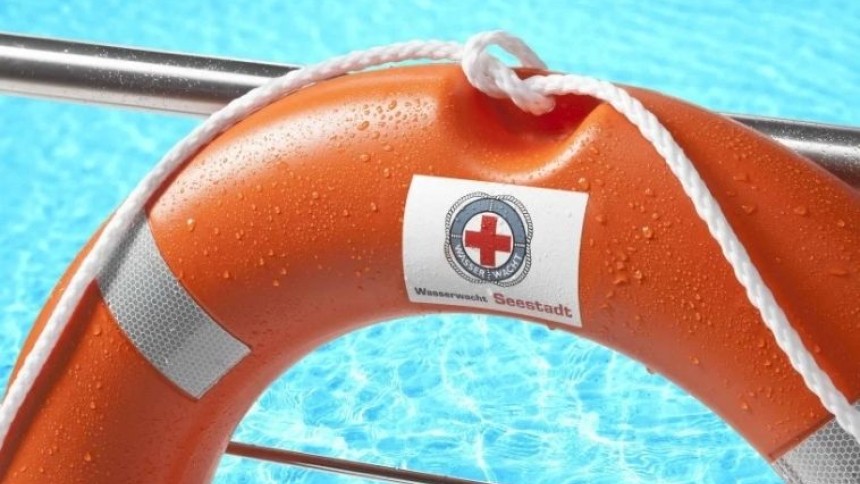 salvagente con applicata una etichetta stampata