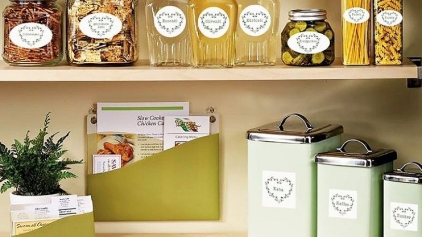 scaffale di una cucina con vari barattoli etichettati con il nome del contenuto