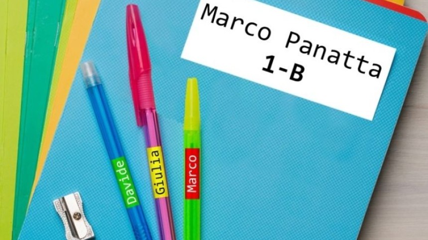 quaderno con applicata una etichetta con stampato il nome di un bambino