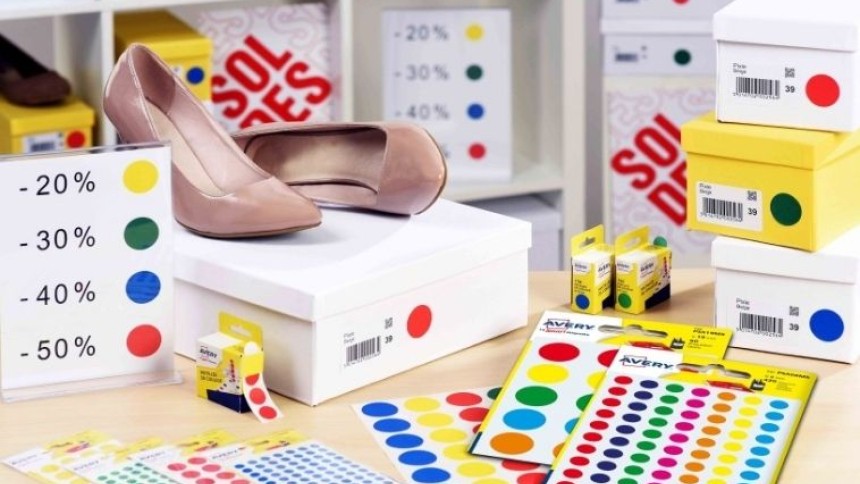confezioni con applicati dei bollini rotondi colorati per classificarne il contenuto