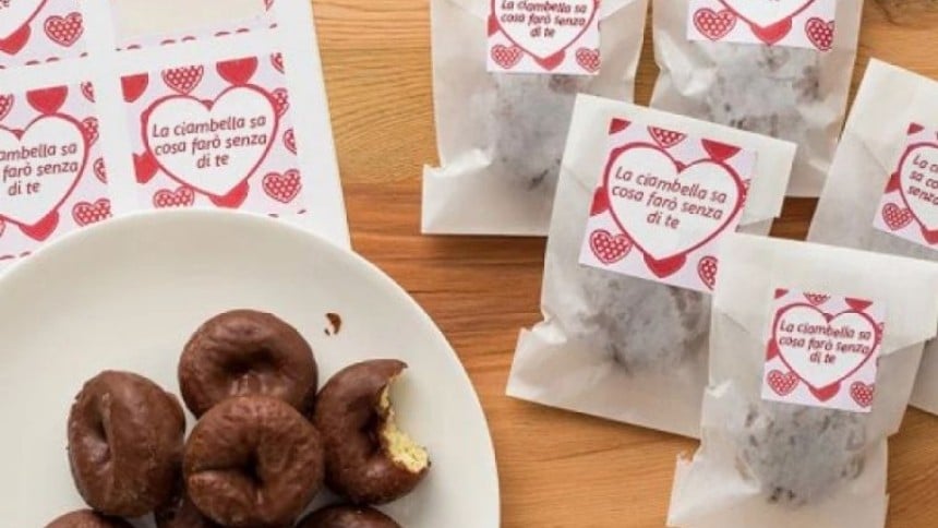 confezioni di biscotti con applicate delle etichette adesive stampate