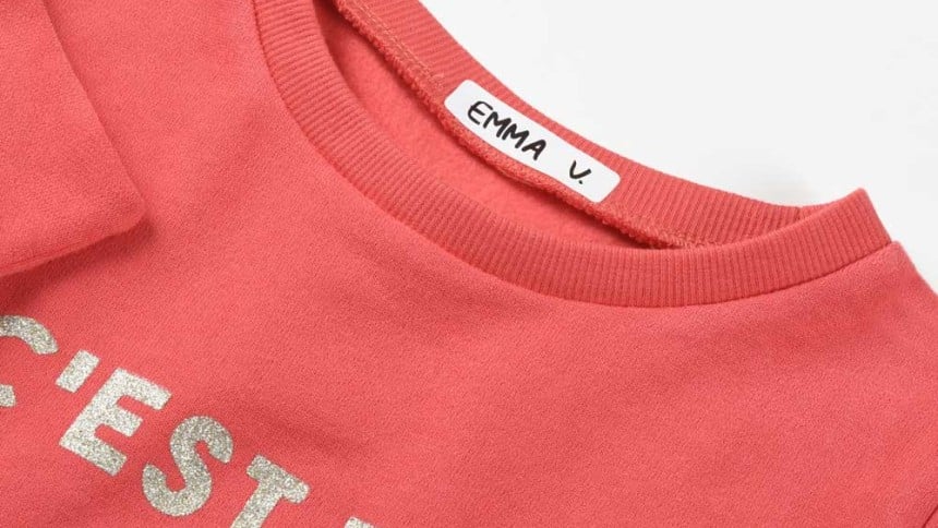t-shirt con etichetta adesiva con il nome