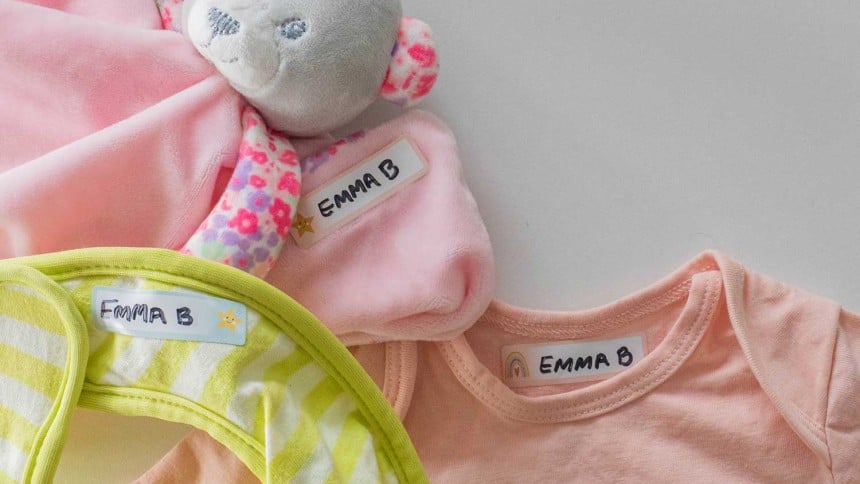 capi di abbigliamento dei bambini etichettati con il nome