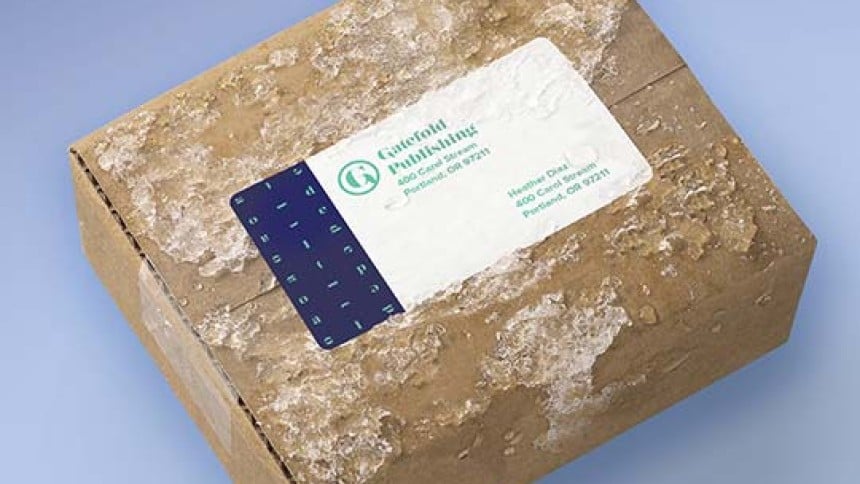 un pacco bagnato con applicata una etichetta rettangolare stampata