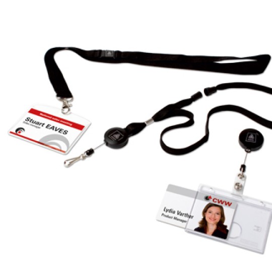 vari porta badge disposti su un tavolo
