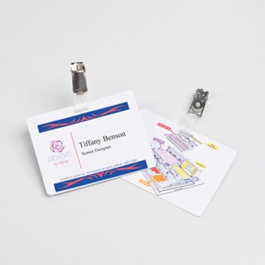porta badge disposti su un tavolo