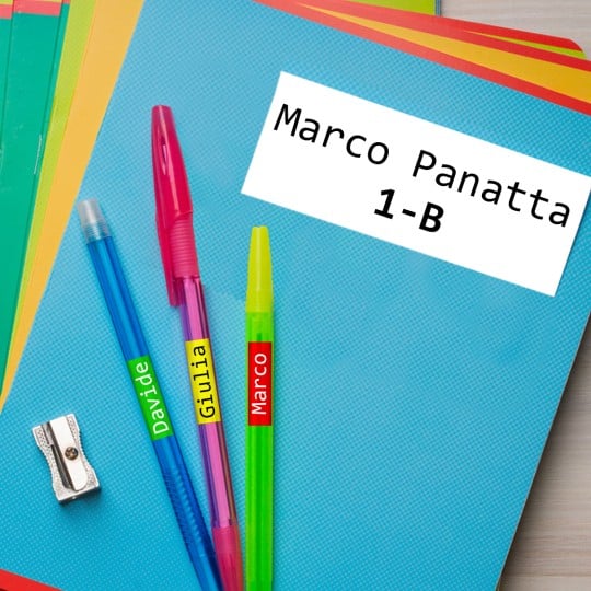 quaderno con applicata una etichetta con stampato il nome di un bambino