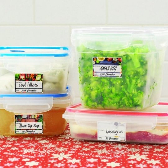 Contenitori per il cibo con applicate delle etichette stampate con il nome del contenuto