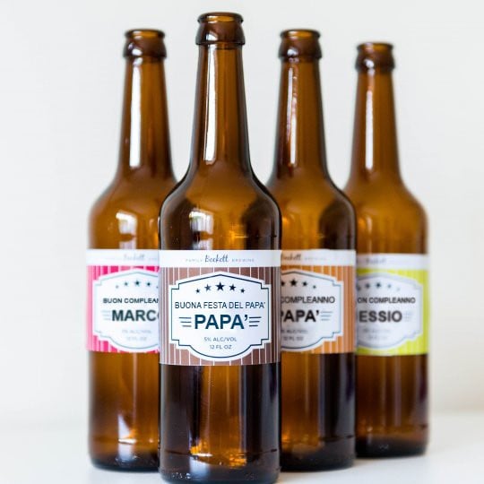 bottiglie di birra con applicate delle etichette personalizzate per la festa del papa