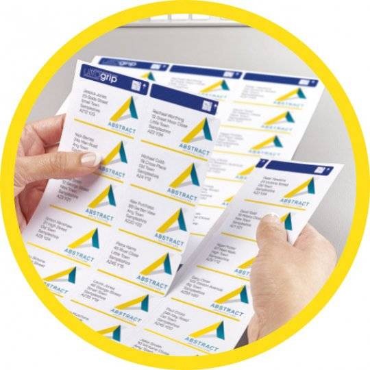 mani che tengono dei foglio di etichette stampate