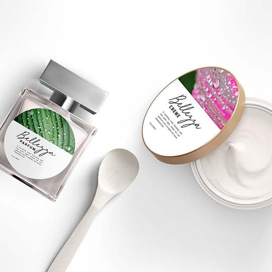 due cosmetici con applicate delle etichette rotonde stampate
