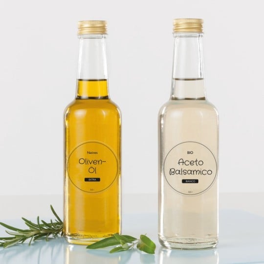 due bottiglie di olio con etichetta trasparente stampata