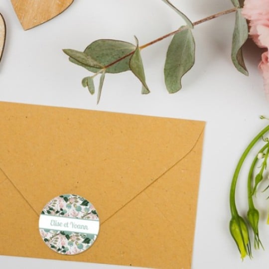 busta da lettera con una etichetta rotonda stampata applicata