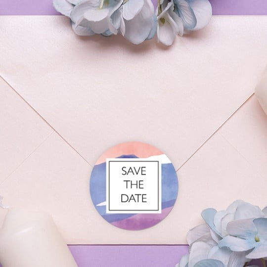 busta con il save the date per il matrimonio con una etichetta rotonda stampata applicata come sigillo