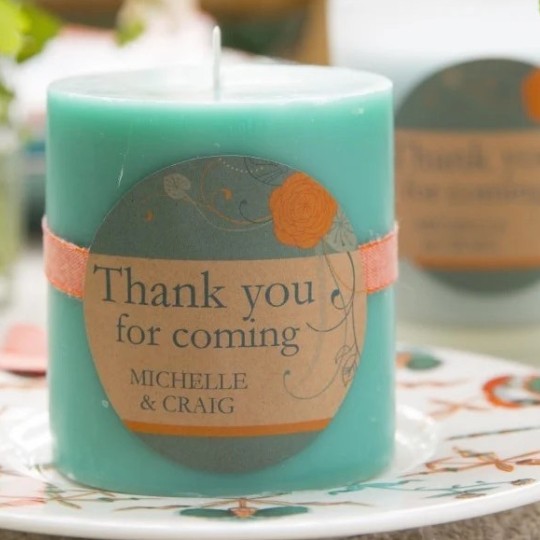 candela verde con etichetta rotonda in carta kraft stampata