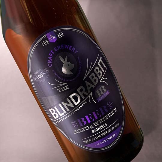 bottiglie di birra marrone scuro con etichetta adesiva ovale stampata
